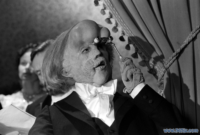 Tạo hình của tài tử John Hurt trong vai Joseph Merrick ở The Elephant Man. Ảnh: Universal Pictures