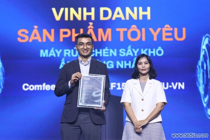 Ông Lê Trọng Phước đại diện Comfee nhận giải tại Tech Awards 2024. Ảnh: Quỳnh Trần