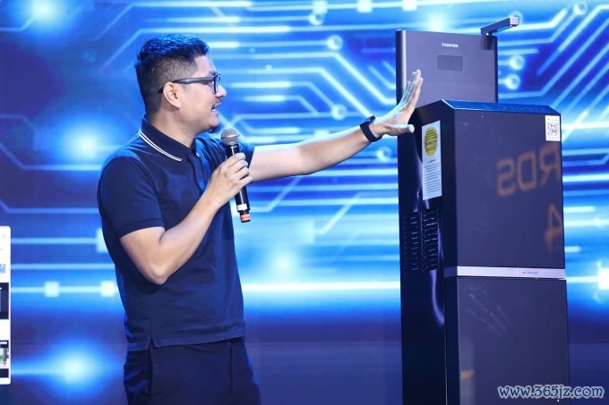 Tech reviewer Trương Ngọc Dương đánh giá sản phẩm máy lọc nước tại Tech Awards. Ảnh: Quỳnh Trần