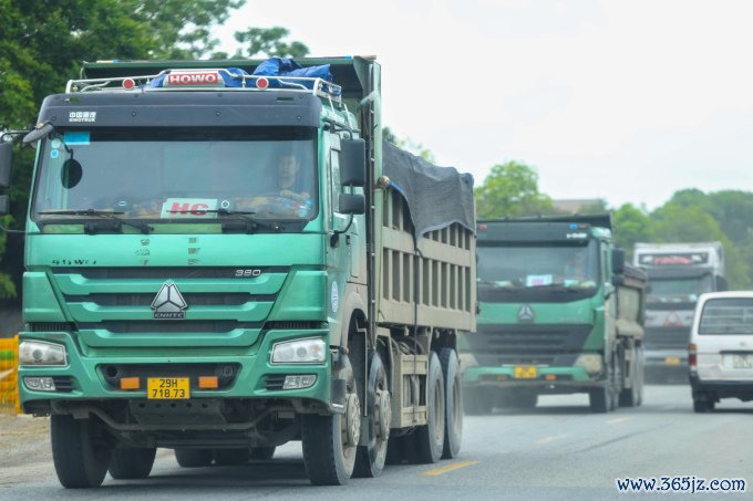 Xe tải lưu thông đi trên đường Hồ Chí Minh. Ảnh: Gia Chính