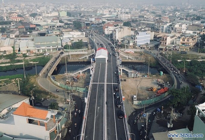 Cầu Tân Kỳ - Tân Quý nhìn từ trên cao, sáng 21/1. Ảnh: Tuấn Việt