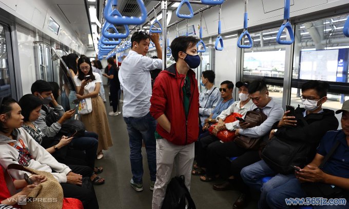 Khách đi metro sáng 21/1. Ảnh: Quỳnh Trần