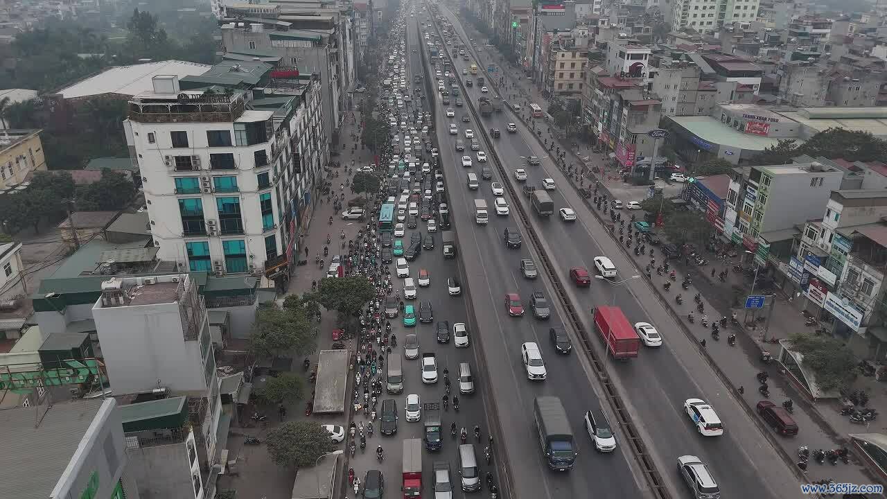 Đường Nguyễn Xiển tắc hơn 3 km khi thí điểm phân làn nút giao