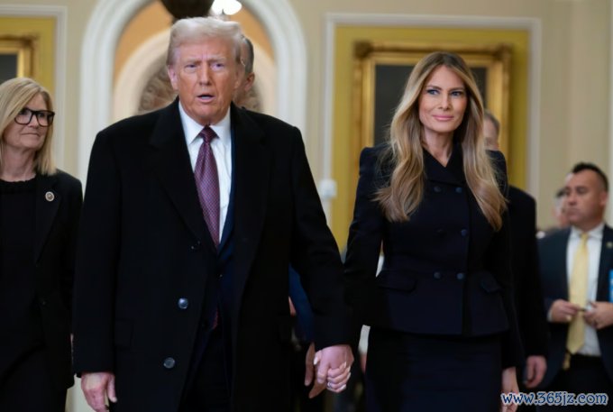 Tổng thống đắc cử Donald Trump cùng Melania Trump tại Điện Capitol， Washington DC， ngày 8/1. Ảnh: AP