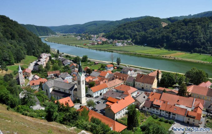 Sevnica nằm cạnh sông Sava. Ảnh: Kraji Eu